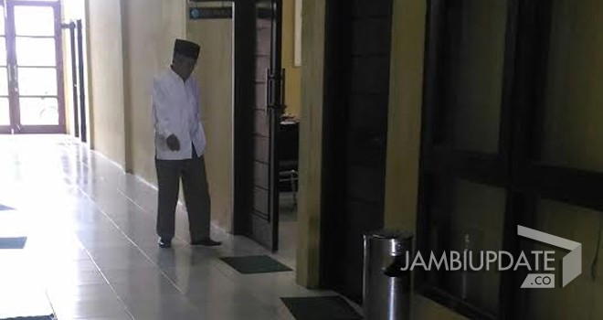 Terlihat mantan sekda saat memasuki ruangan Pidsus.