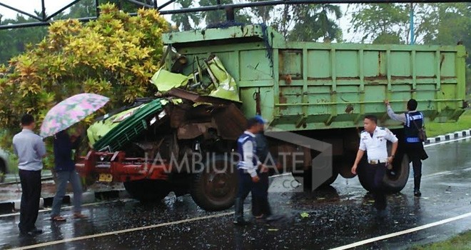 Mobil Dump truk BH 8755 MU, usai seruduk portal pembatas jalan simpang empat RSUD Nurdin Hamzah roboh.