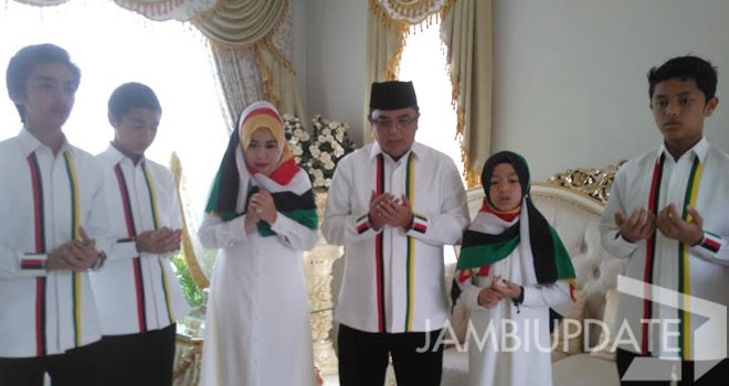 IW saat Doa Bersama keluarga di Kediamannya.
