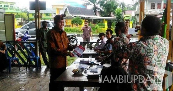 Sukandar saat menggunakan hak pilihnya di TPS.