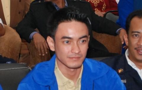 Gubernur Jambi, Zumi Zola.