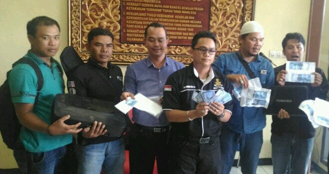 Kasat reskrim bersama anggota saat melihatkan barang bukti.