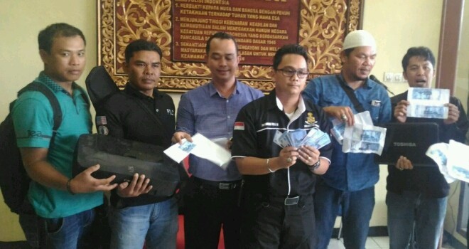 Kasat reskrim bersama anggota saat melihatkan barang bukti. 