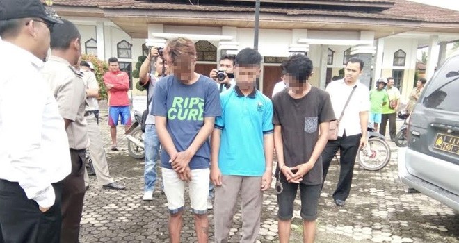 HKR (Tengah) Diduga Dimanfaatkan Kedua Temanya saat diamankan polisi.