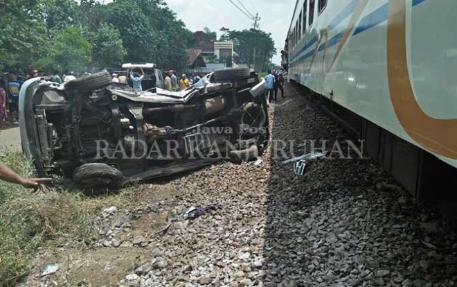 Kondisi mobil Suzuki APV L 1751 FS nyaris hancur usai tertabrak kereta api di Jalan Adi Santoso, Desa Ardirejo, Kepanjen, Minggu (19/2). (FALAHI MUBAROK/Jawa Pos Radar Malang)