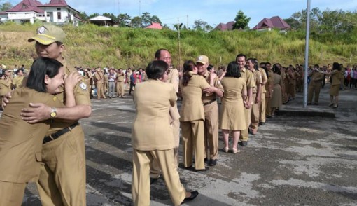 Sejumlah PNS melakukan aksi ciuman massal di depan publik, di halaman kantor Bupati Nias Selatan. Foto: Akun Humas Nisel via Sumut Pos