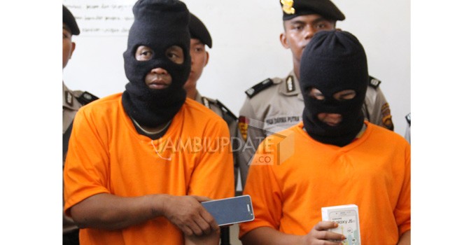 Kamal (40) warga Kelurahan Legok, Kecamatan Danau Sipin dan Elisa Sapitra alias Lisa (21) warga Kelurahan Kenali Asam Bawah, Kecamatan Kotabaru, yang diamankan di Polsek Telanaipura.