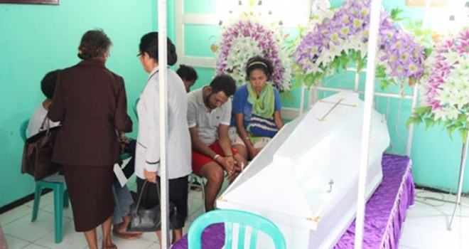 Jenazah legenda Persipura Hengky Rumere saat disemayamkan di rumah duka yang bersebelahan dengan gereja GKI Diaspora, Kotaraja, Minggu (19/2). Foto: Gamel/Cendrawasih Pos/JPNN.com