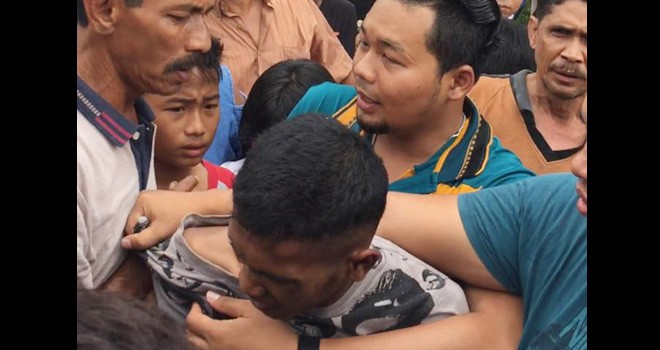 Pelaku jamret saat diamankan anggota buser.