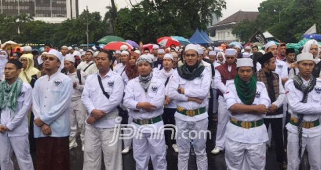 Laskar dari Forum Umat Islam (FUI) berdiri khusyuk mengumandangkan Salawat Badar meski diguyur hujan. Foto: Boy/JPNN.com