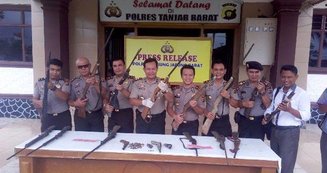 Polres Tanjabbar mengamankan senpi yang diserahkan warga ke pihak ke Polsek Merlung dan Tungkal Ulu.