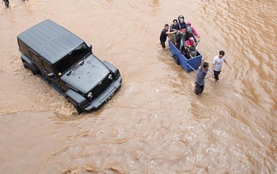 Sejumlah kendaraan mencoba melintasi banjir yang menggenangi bawah jembatan Tol JORR, Kalimalang, Bekasi, Selasa (21/2/2017). (IMAM HUSEIN/JAWA POS)