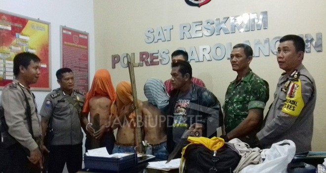 Perampok mobil travel Gunung Kerinci, yang terjadi di Mandiangin, Sarolangun yang berhasil diamankan pihak kepolisian beberapa waktu lalu.