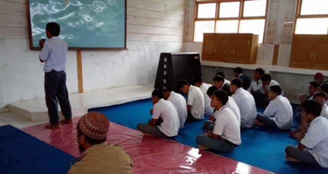 Siswa SMAN Limbong duduk di lantai di ruang kelasnya, Jumat, 23 Februari. Foto: Syahruddin/FAJAR/JPNN.com