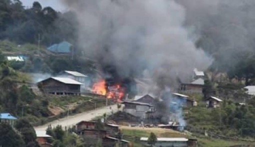 Salah satu rumah yang dibakar dalam bentrok massa terkait pelaksanaan Pilkada Serentak 2017 di Kabupaten Intan Jaya, Jumat (24/2). Foto: Bidang Humas Polda Papua for Cendrawasih Pos