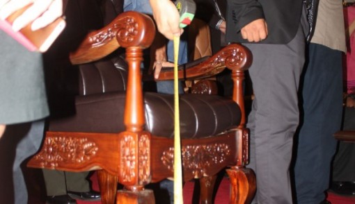 Gladi kotor persiapan kedatangan Raja Salman ke gedung DPR, kemarin (25/2). Tampak tim dari Kerajaan Arab Saudi mencoba tempat duduk yang disiapkan untuk Raja Salman. Foto: JUNEKA/JAWA POS