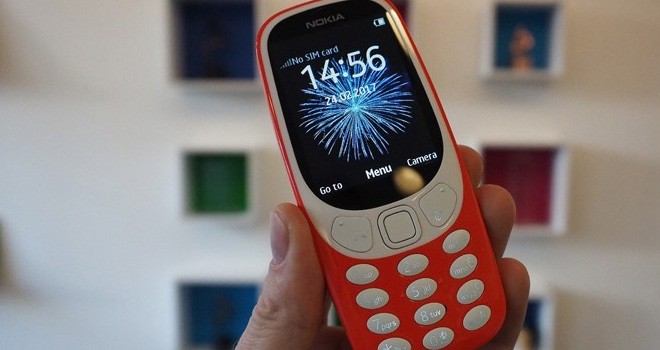 Nokia 3310 kini memiliki layar berwana, kamera, sampai koneksi internet 2,5G. (Mat Smith/Engadget)