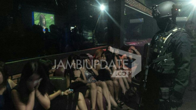 Wanita cantik yang berada di salah satu tempat hiburan malam yang dirazia polisi.