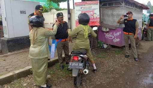 PNS di Kabupaten Pekalongan terjaring razia penegakkan disiplin pegawai oleh petugas Satpol PP setempat, kemarin. Foto: MUHAMMAD HADIYAN/RADAR PEKALONGAN/JPNN.com