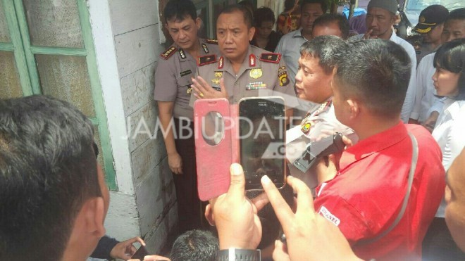 Kapolda jambi saat berada di Lokasi Penggerebekan Home Industri.