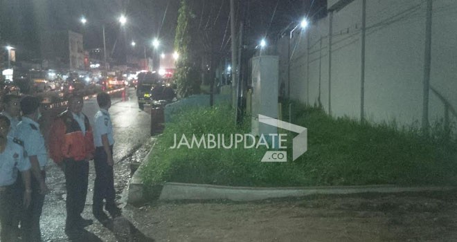 Sejumlah aparat keamanan berjaga-jaga di Lapas Kelas IIA Jambi.