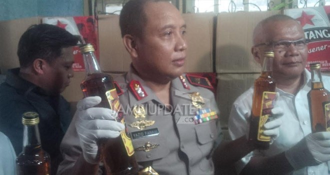 Kapolda Jambi, Yazid Fanani saat turun lansung dalam pengrebekan gudang miras.