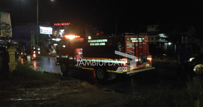 Terlihat satu unit mobil pemadam kebakaran sudah berada di Lapas Kelas IIA Jambi