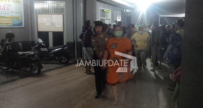 Sejumlah napi perempuan dievakuasi keluar Lapas oleh petugas.