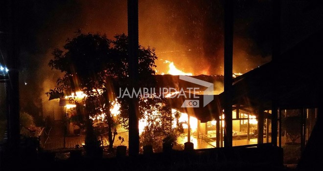 Tampak api membakar bangunan aula di Lapas Kelas IIA Jambi.