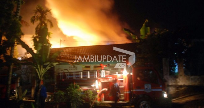 Tampak api berkobar membakar lapas kelas IIA Jambi