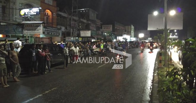 Terlihat warga ikut menyaksikan suasana yang terjadi di Lapas Kelas IIA Jambi.