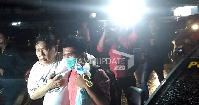 Napi yang sakit dievakuasi keluar Lapas oleh petugas.