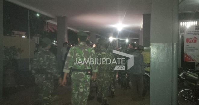 Tampak prajurit TNI diturunkan untuk ikut mengamankan kerusuhan di Lapas Kelas IIA Jambi.