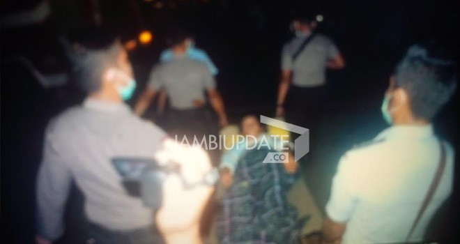 Terlihat petugas mengevakuasi napi perempuan yang sedang sakit