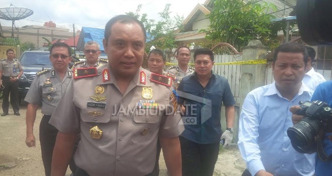 Kapolda Jambi, Brigjen Pol Yazid Fanani turun lansung ke lokasi penggerebekan pabrik Minuman Keras (Miras) Oplosan.