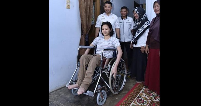 Walikota Jambi, Sy Fasha saat memberikan kursi roda kepada warga penyandang disabilitas.