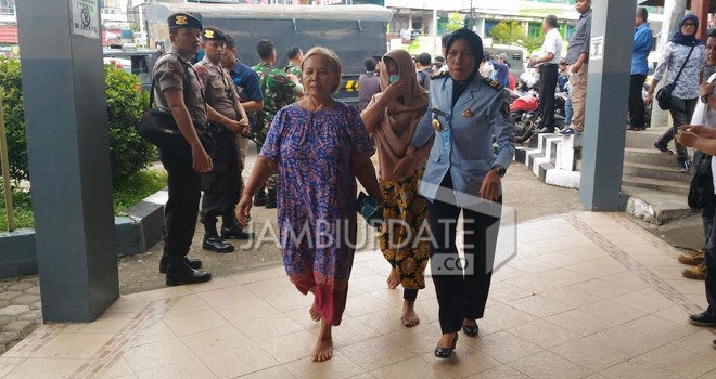 Narapidana Wanita saat dikembalikan ke Lapas Jambi.