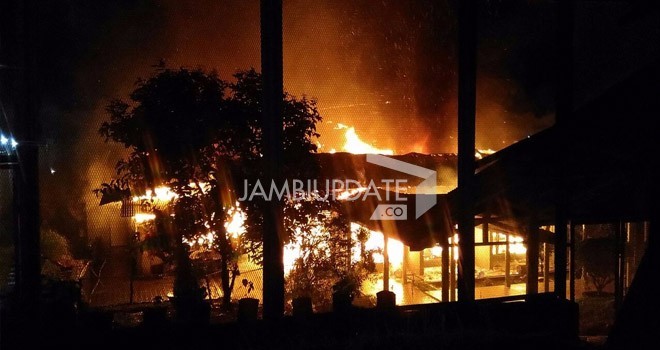 Tampak api berkobar di Lapas Kelas IIA Jambi.