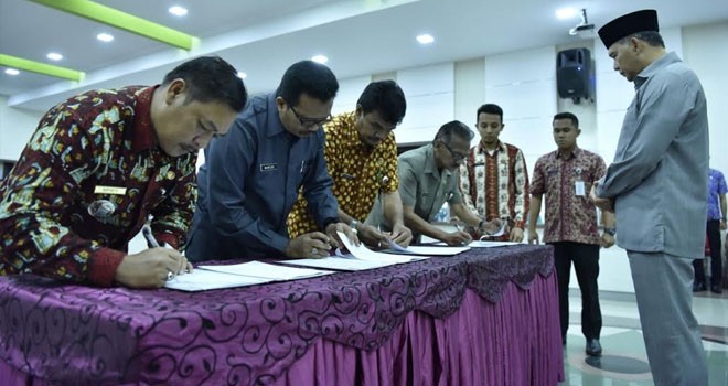 Wali Kota Jambi, Sy Fasha menyaksikan penandatanganan perjanjian kinerja dari seluruh pejabat dilingkup Pemkot Jambi menandatangani perjanjian kinerja.