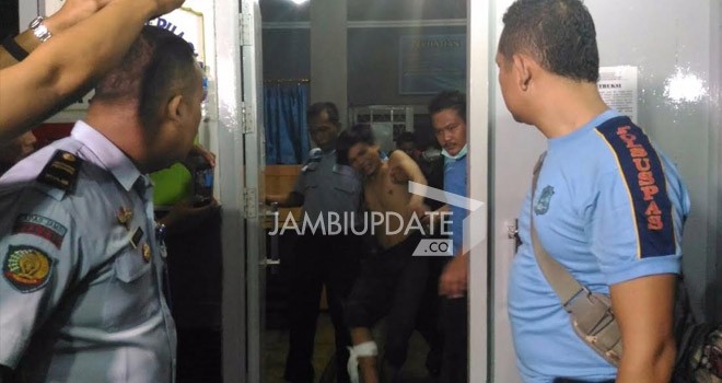 Tampak napi yang tertembak keluar dari lapas jambi.