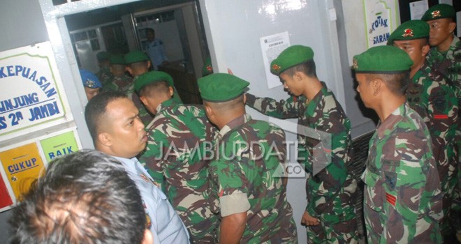 Anggota TNI yang mengamankan kerusuhan di lapas kelas II A jambi.