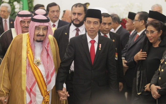 Presiden Joko Widodo saat menggandeng tangan Raja Salman di Istana Bogor. Tampak juga Menteri Kelautan dan Perikanan Susi Pudjiastuti yang tampil beda. (RAKA DENNY/JAWA POS)