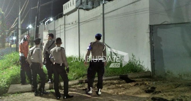 Terlihat polisi berjaga - jaga dipintu kedua lapas kelas II A jambi.