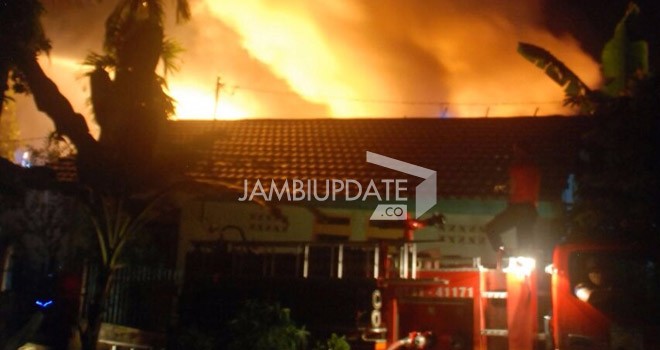 Tampak api yang membakar lapas kelas IIA Jambi.