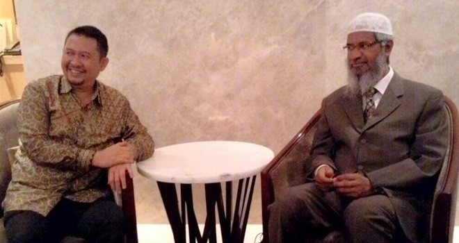 Dr Zakir Naik berbincang dengan Ustaz Al Bukhari Wahid. (Facebook/Zakir Naik Visit Indonesia 2017)