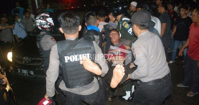 Polisi dievakuasi keluar lapas.