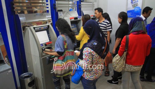 Ilustrasi antre di ATM. Foto: dok.JPNN