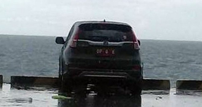 Mobil milik oknum anggota DPRD yang terlihat warga bergoyang (pojoksulsel/JawaPos.com)