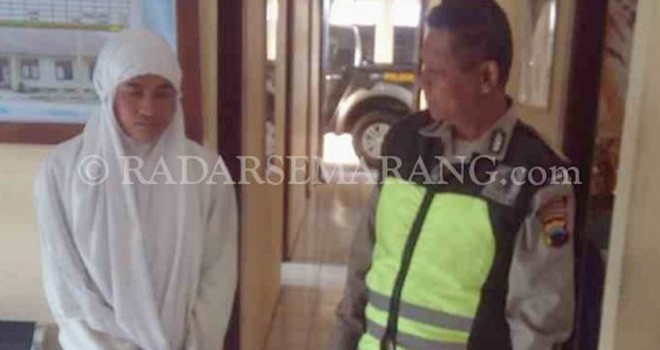 Nas (18), pemuda asal Bergas di Kabupaten Semarang yang ketahuan memakai mukena saat salat subuh di Masjid As Syarkowi Kota Salatiga. Foto: Dokumen Radar Semarang/JPG