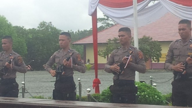  Aksi Bintara Polda Jambi Bongkar Pasang Senjata dengan Mata Tertutup.